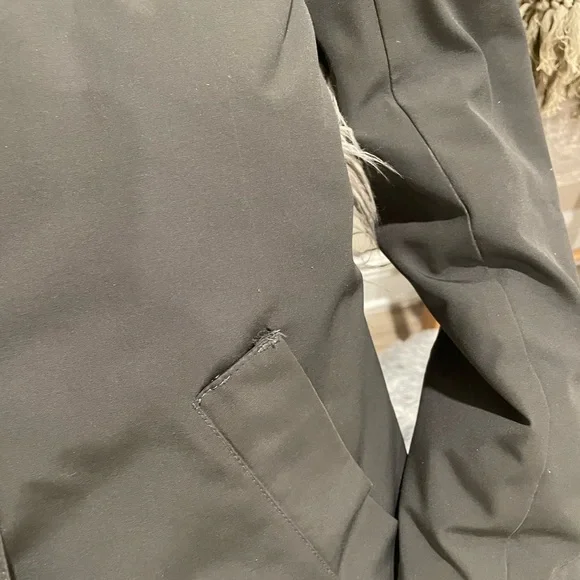 Authentic Canada Goose parka with real fur trim - Picture 6 of 6